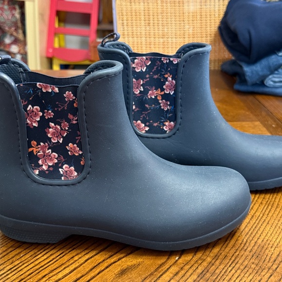CROCS- Chelsea Freesail- Dark Blue Rain Boots - Picture 2 of 9